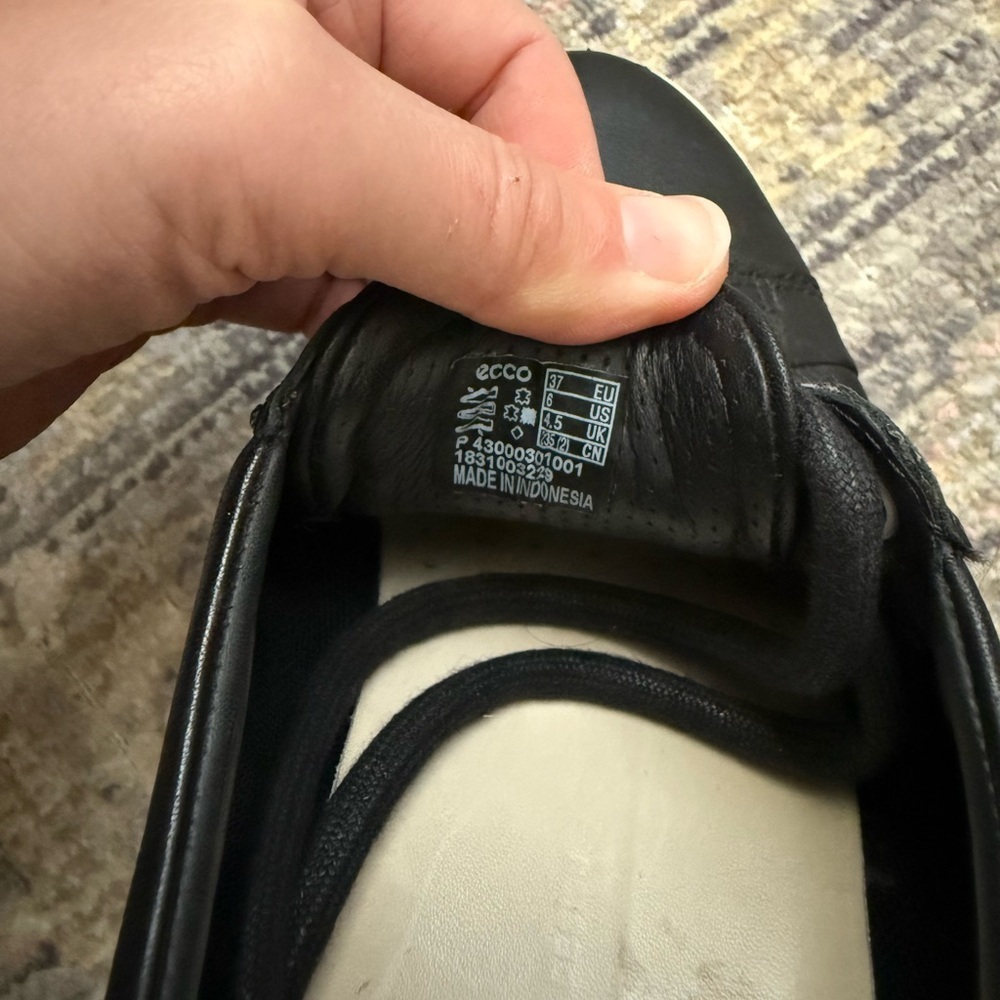 Ecco Black Leather women’s lace up Sneakers - Picture 7 of 7